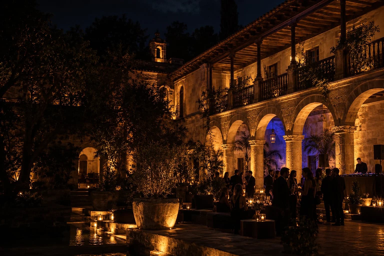 Patio nocturno con arcos y luz cálida; visual ilustrativo, no corresponde a Miralto Hospedaje